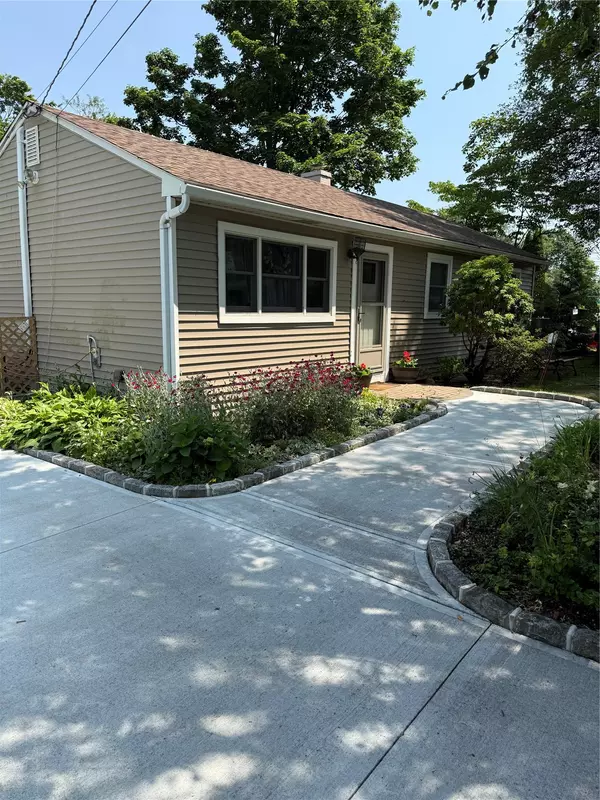 Bay Shore, NY 11706,1016 Howells RD