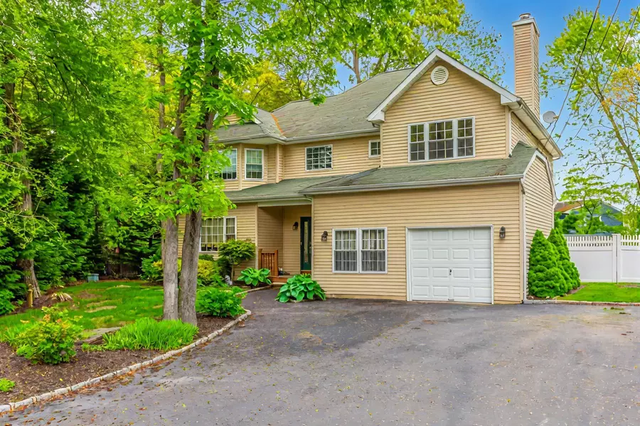 195 Bridle WAY, Oakdale, NY 11769