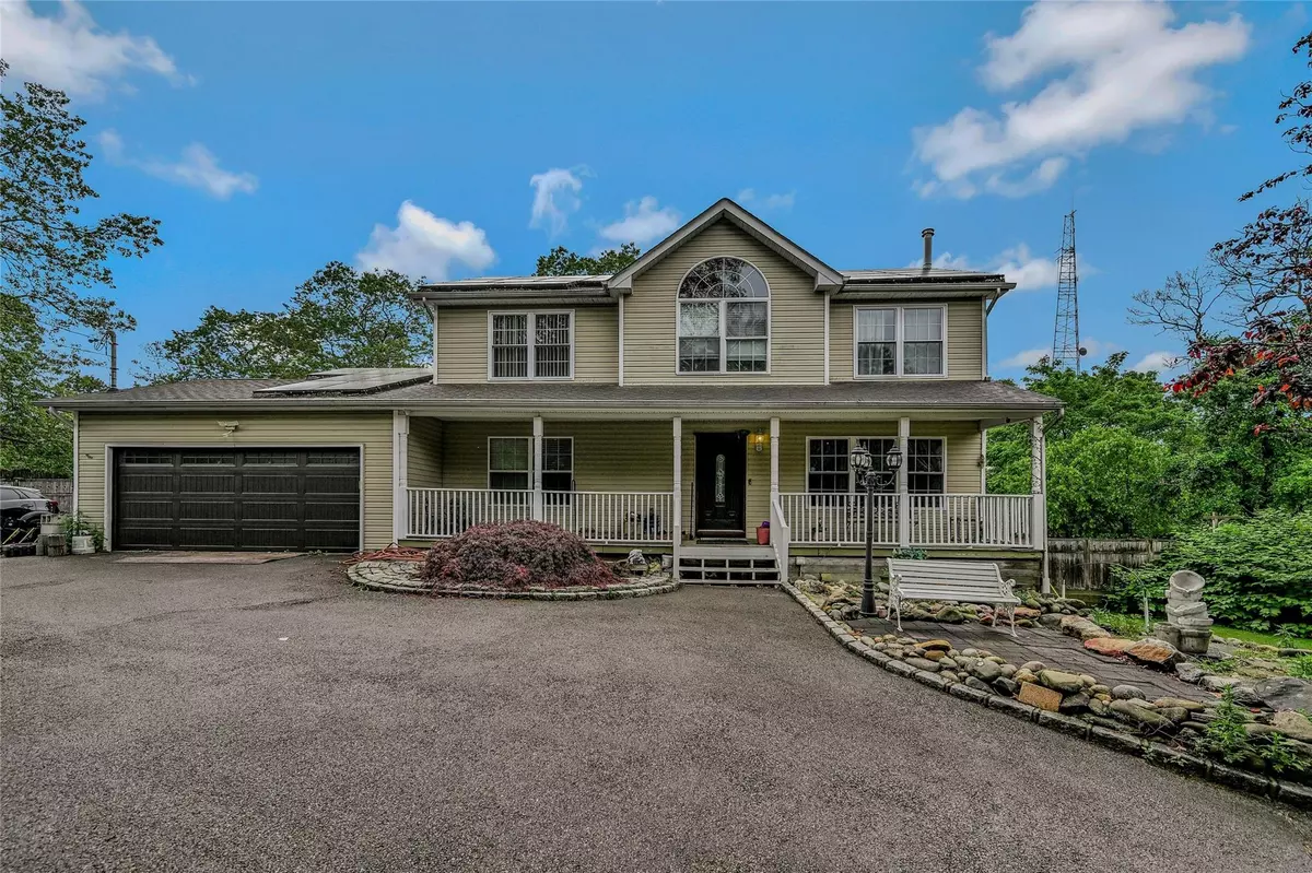 Farmingville, NY 11738,24 pineoaks pl
