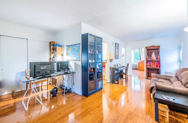 Middle Village, NY 11379,5736 75th St ST
