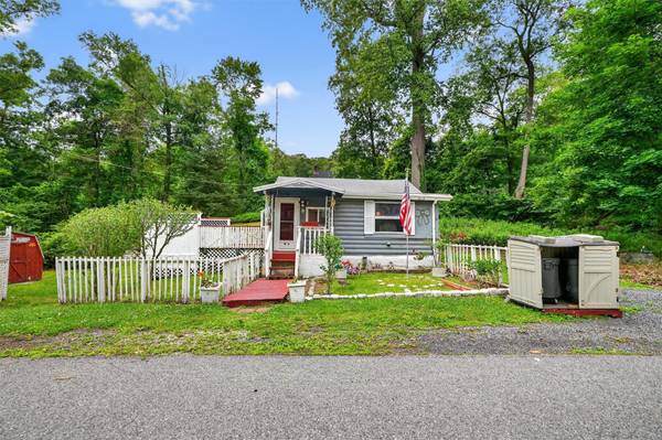 9 Mimosa ST, Lake Peekskill, NY 10537