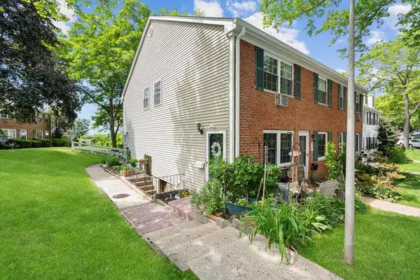 901 Towne House VLG, Hauppauge, NY 11749