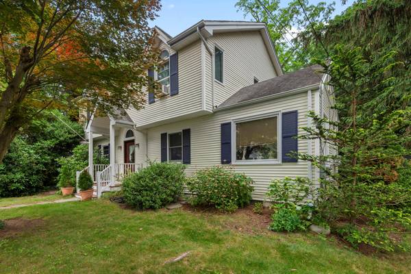 Huntington, NY 11743,29 Aberdeen DR
