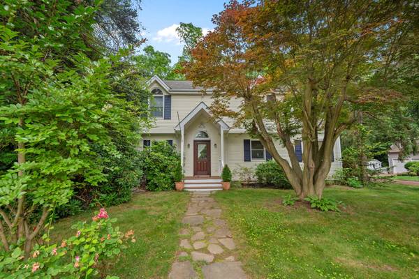 29 Aberdeen DR, Huntington, NY 11743