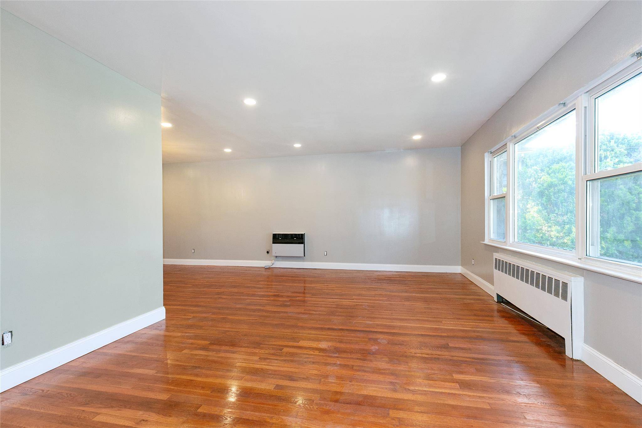 Glen Cove, NY 11542,28 Brookdale RD