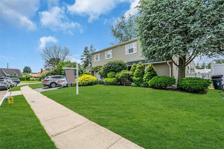 23 Crown LN, Westbury, NY 11590