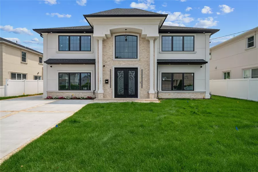 71 Cedar ST, Hicksville, NY 11801