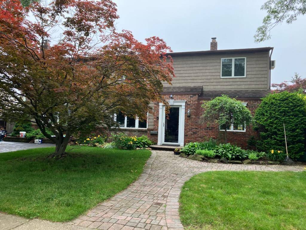 99 Stone LN, Levittown, NY 11756