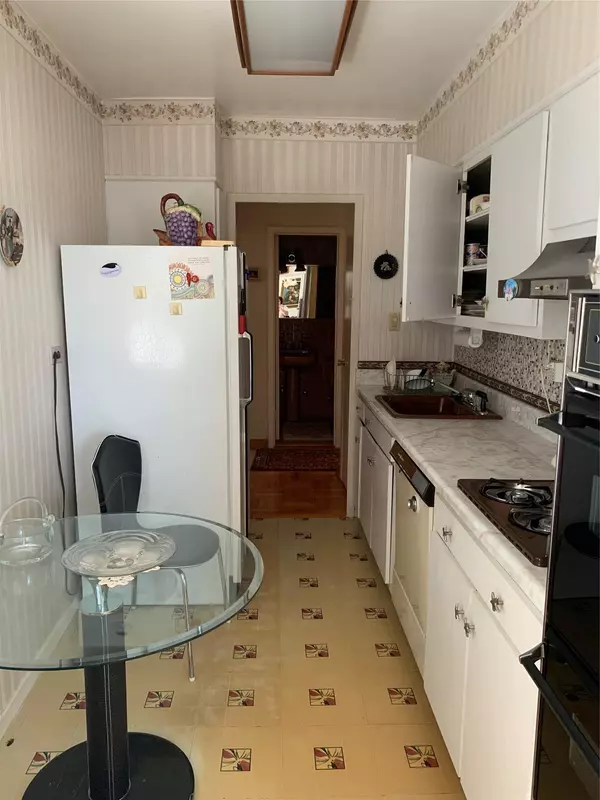 Elmhurst, NY 11373,90-59 56th AVE #9M