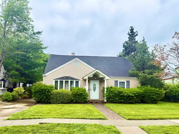 8 Violet AVE, Hicksville, NY 11801
