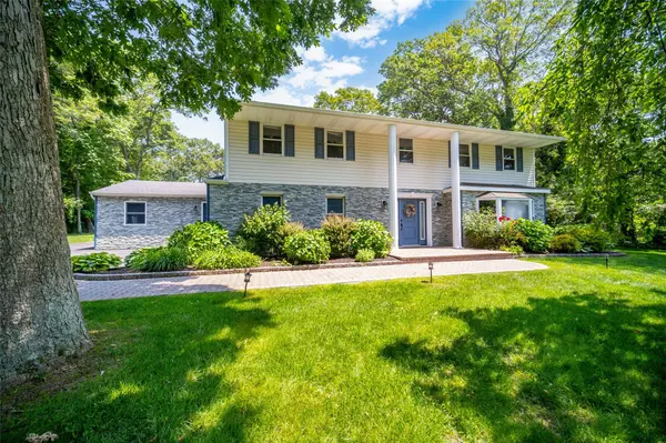 Dix Hills, NY 11746,28 Highland BLVD