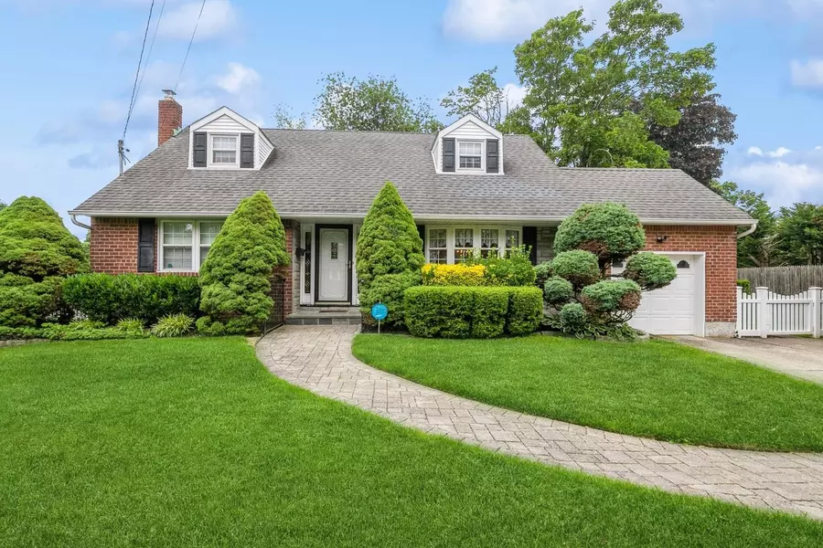 76 Roebling PL, East Northport, NY 11731