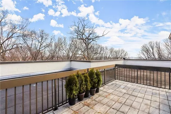 Bronxville, NY 10708,1374 Midland AVE #PH07