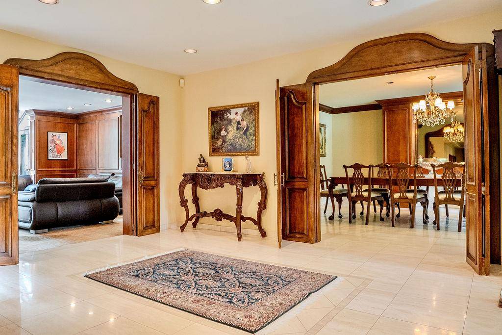 Woodbury, NY 11797,14 Pine DR
