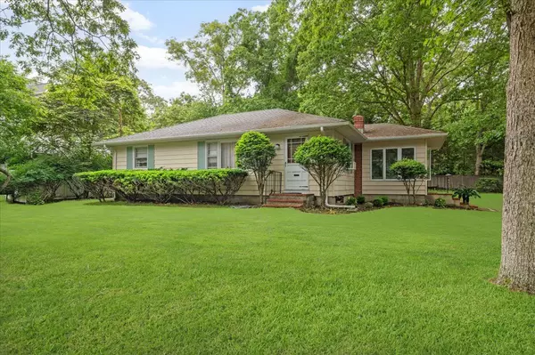 241 Hampton ST, East Hampton, NY 11963