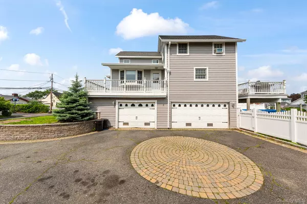 Amityville, NY 11701,25 Meadow LN