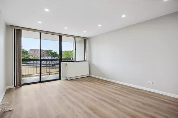 Bayside, NY 11360,2 Bay Club DR #3P