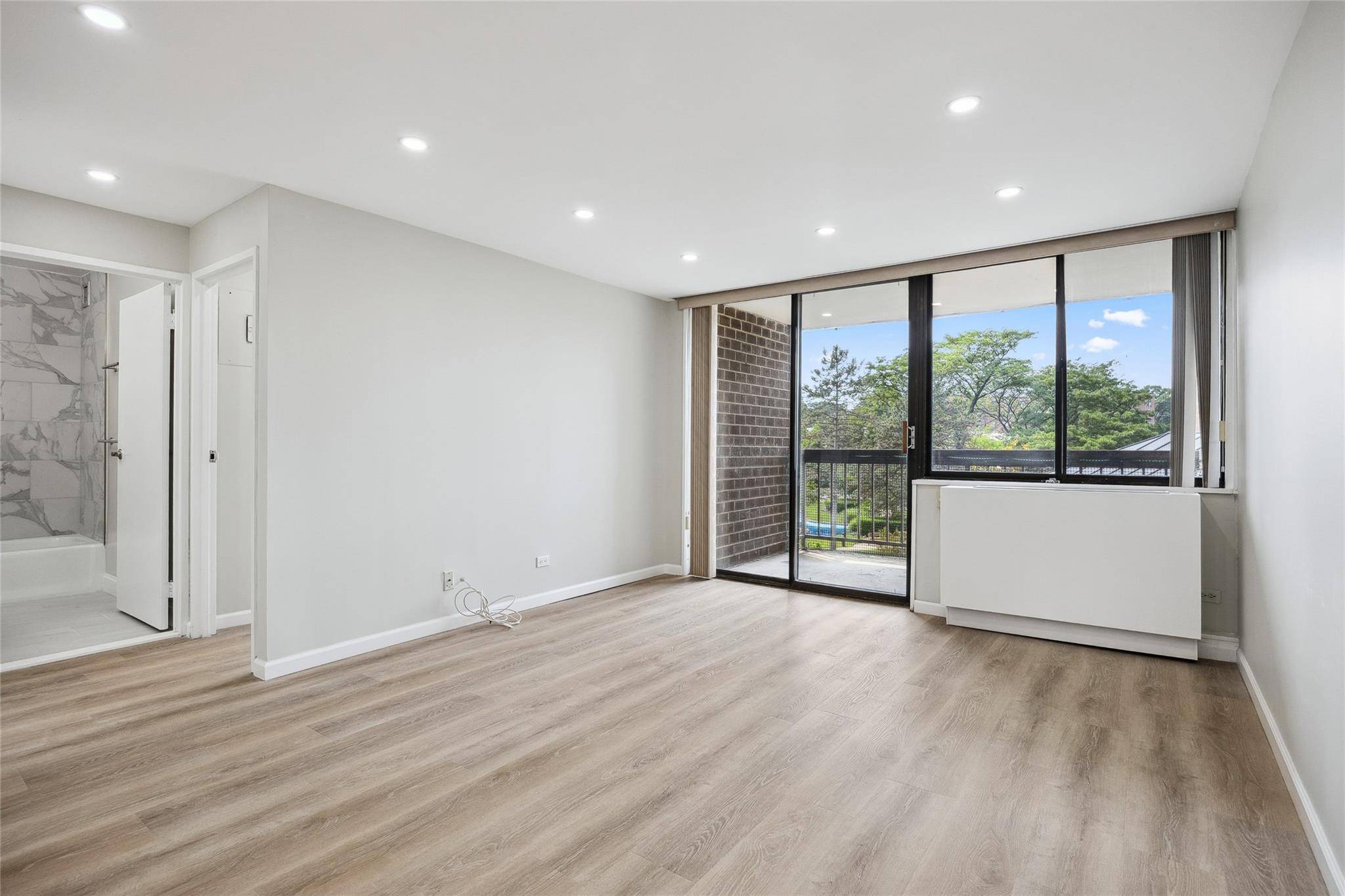 Bayside, NY 11360,2 Bay Club DR #3P