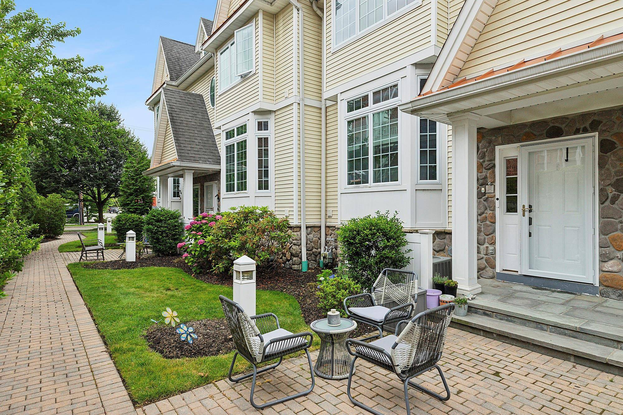Rockville Centre, NY 11570,106 Morris AVE #6