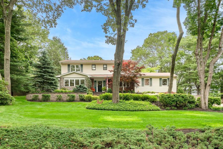 5 Hills Park LN, Smithtown, NY 11787