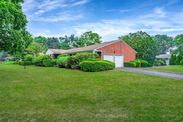 Greenlawn, NY 11740,80 Derby AVE