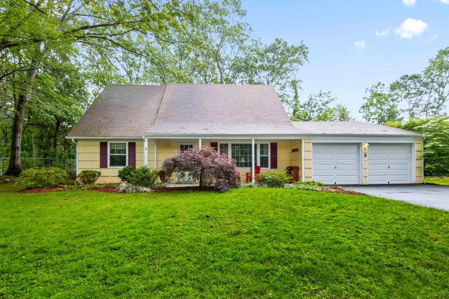 5 Seward LN, Stony Brook, NY 11790