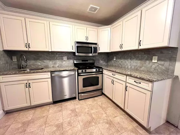 Pomona, NY 10970,384 Country Club LN