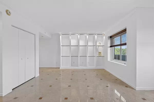 Westbury, NY 11590,242 Maple #501