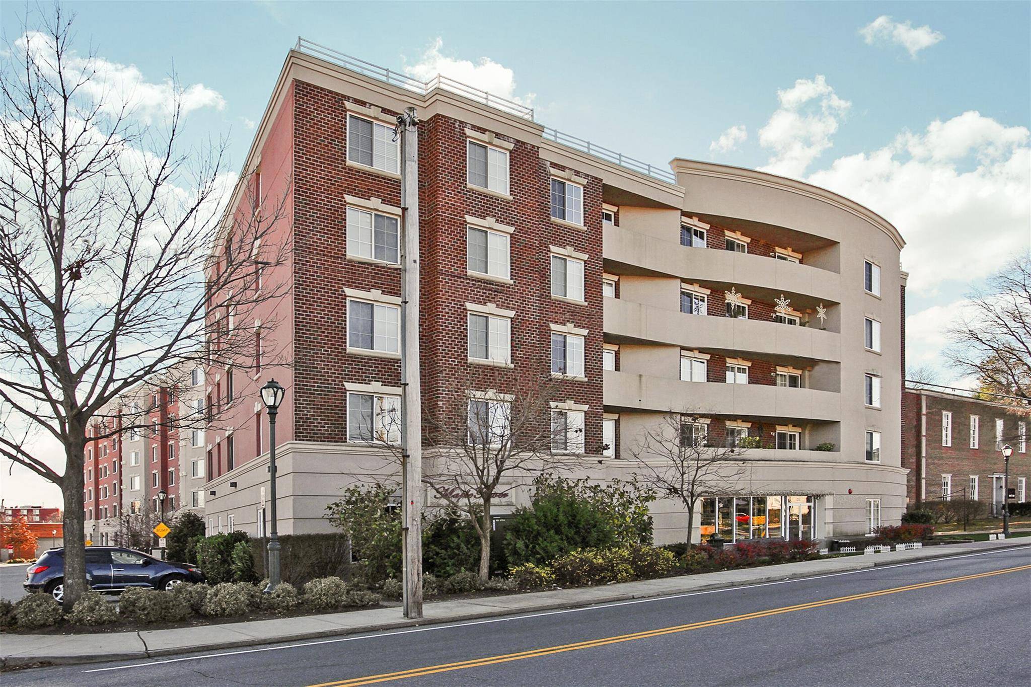 242 Maple #501, Westbury, NY 11590