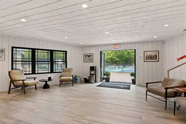 Westhampton, NY 11977,142 Montauk HWY