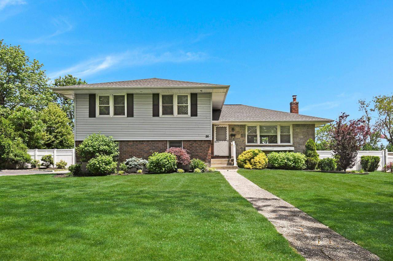 26 Sarina DR, Commack, NY 11725