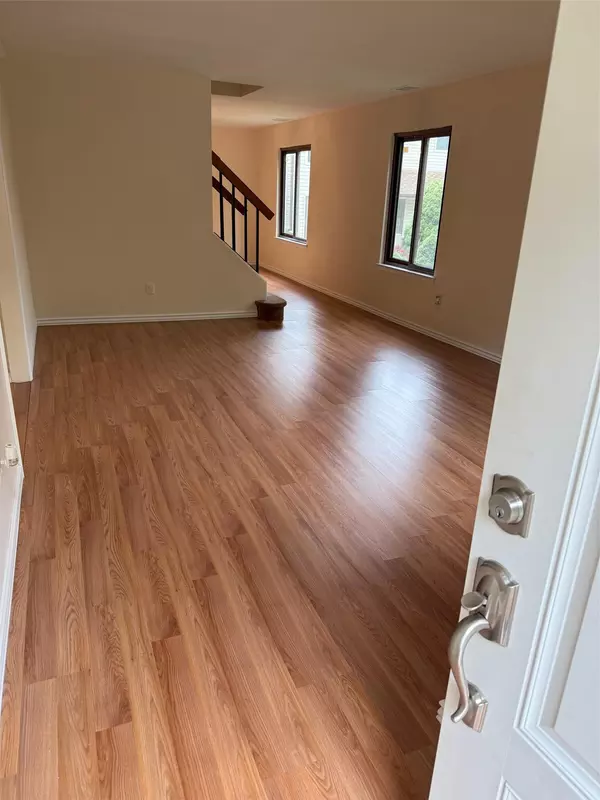 Coram, NY 11727,1012 Skyline DR