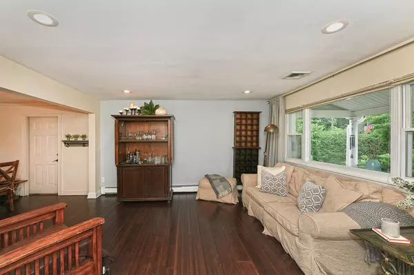 South Huntington, NY 11746,64 Luyster ST