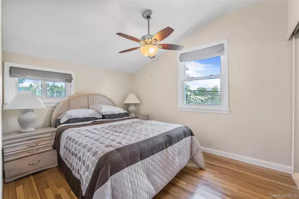 Oakdale, NY 11769,360 Locust AVE