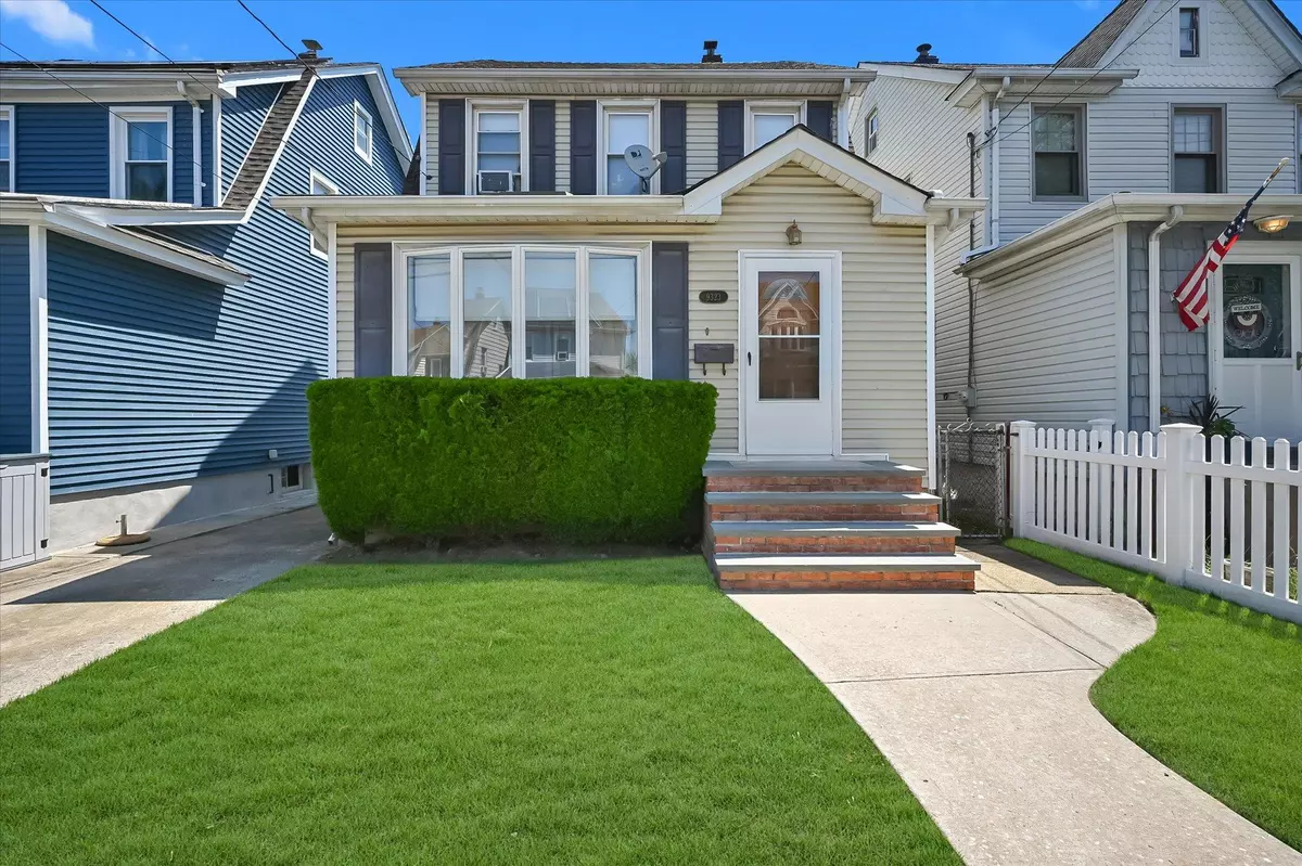Floral Park, NY 11001,93-23 245th ST