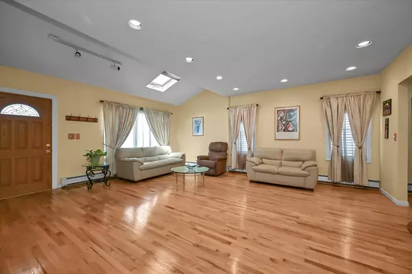 Floral Park, NY 11001,93-23 245th ST