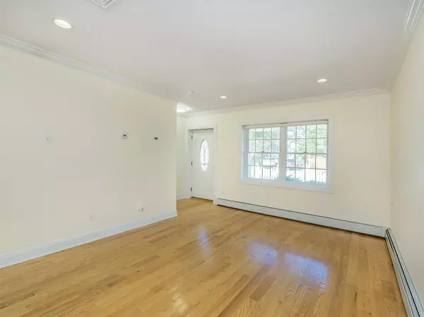 Port Washington, NY 11050,30B Edgewood RD