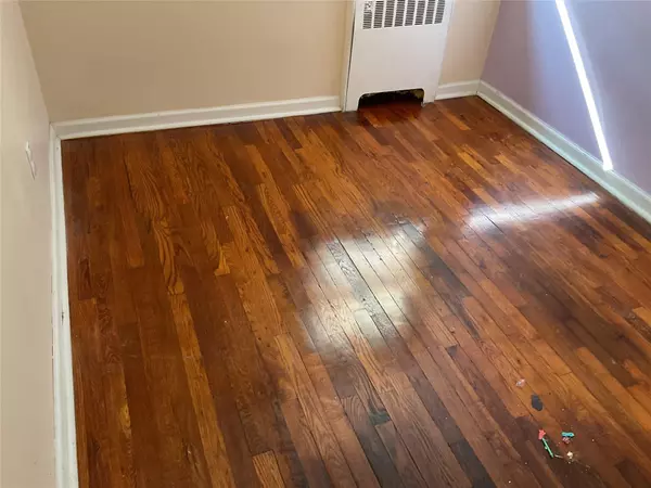 Rosedale, NY 11422,131-30 Laurelton Pkwy #upper