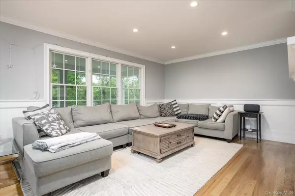 East Hills, NY 11577,300 Locust LN