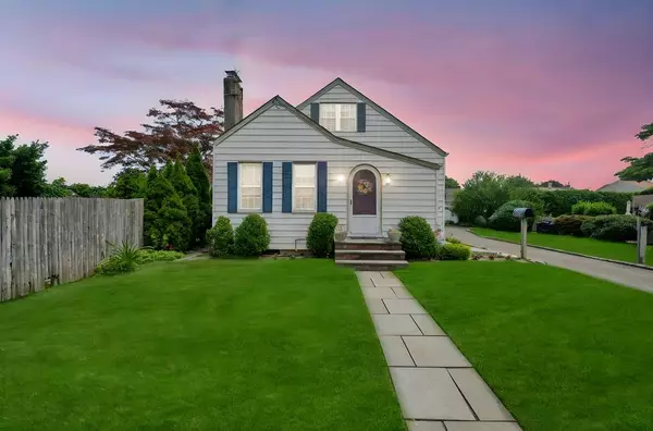 29 East ST, Hicksville, NY 11801