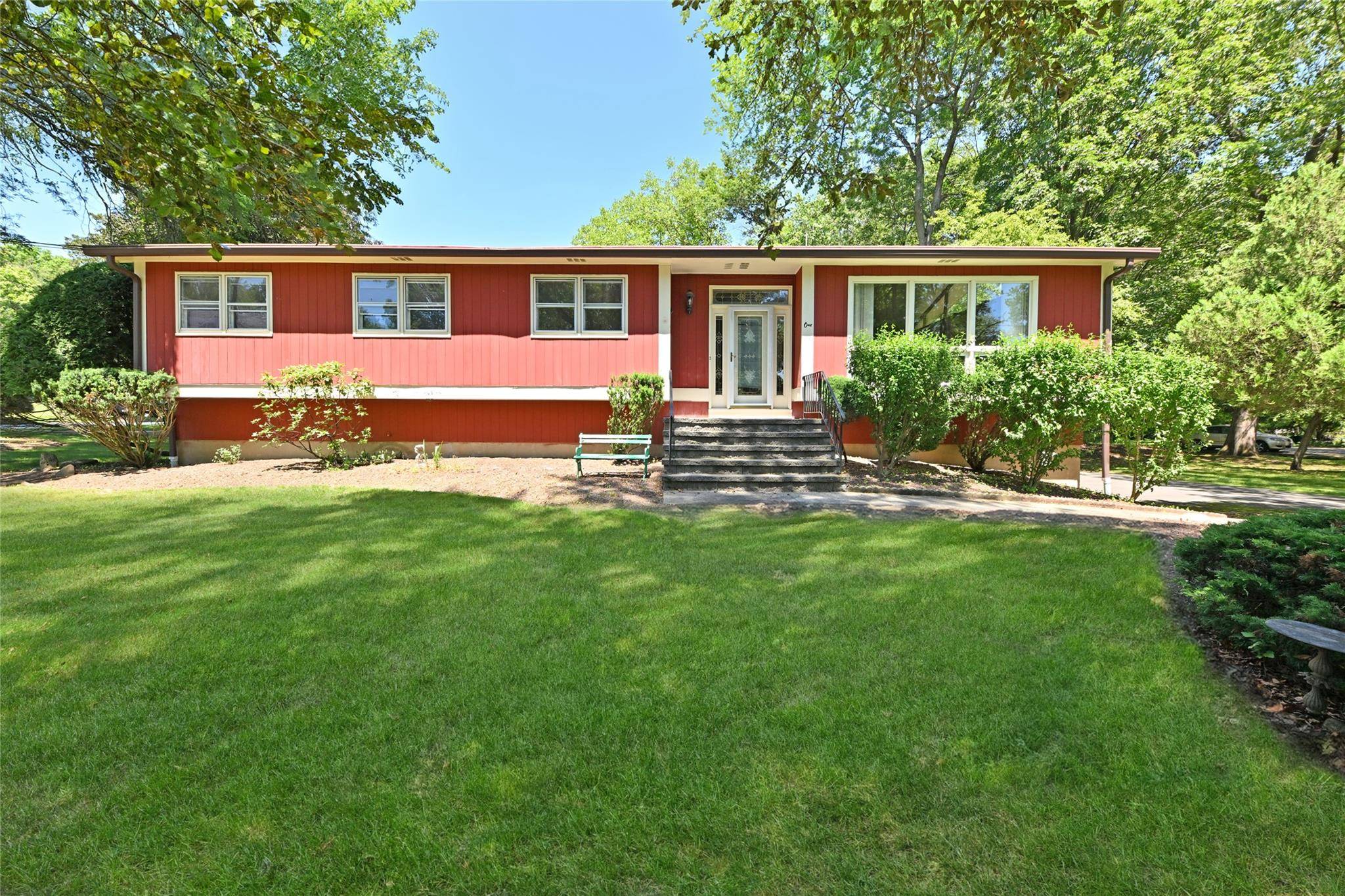 1 Eastbourne DR, Chestnut Ridge, NY 10977