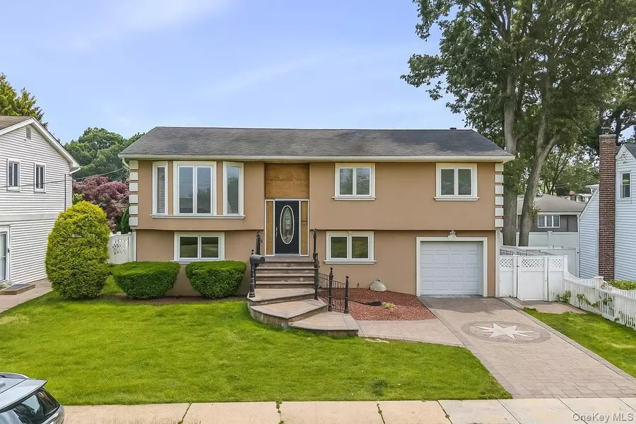 150 N Hawthorne ST, North Massapequa, NY 11758