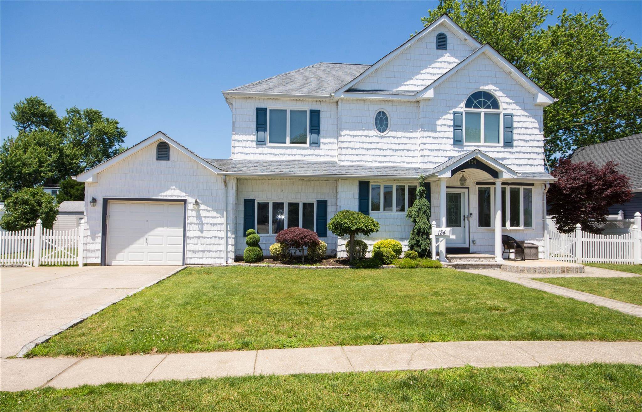 134 W Hampton RD, Lindenhurst, NY 11757