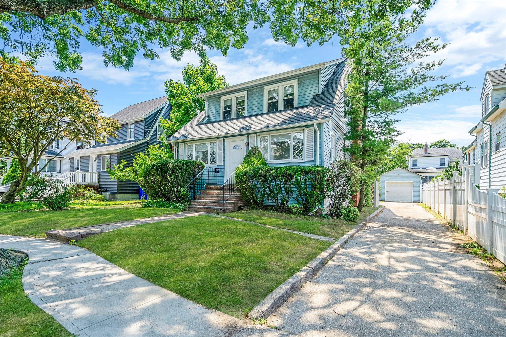 Lynbrook, NY 11563,10 Leach ST