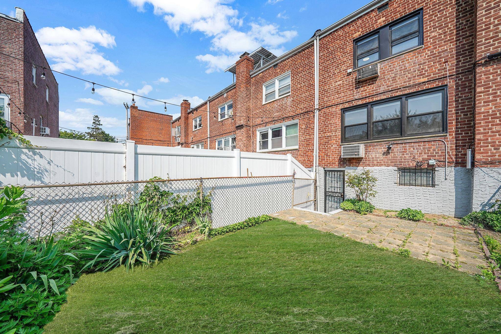 Cambria Heights, NY 11411,11708A 233rd ST