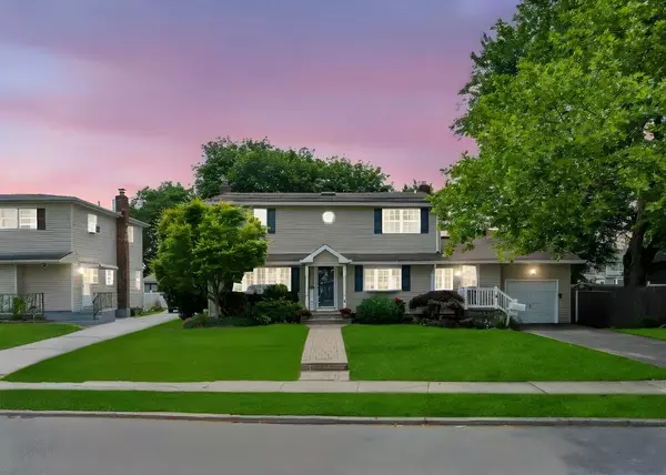 6 Terrell LN, Hicksville, NY 11801