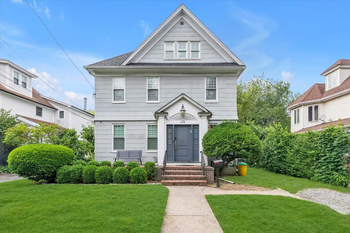 Cedarhurst, NY 11516,370 Summit AVE