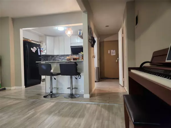 Douglaston, NY 11362,240-02 70th AVE #1C