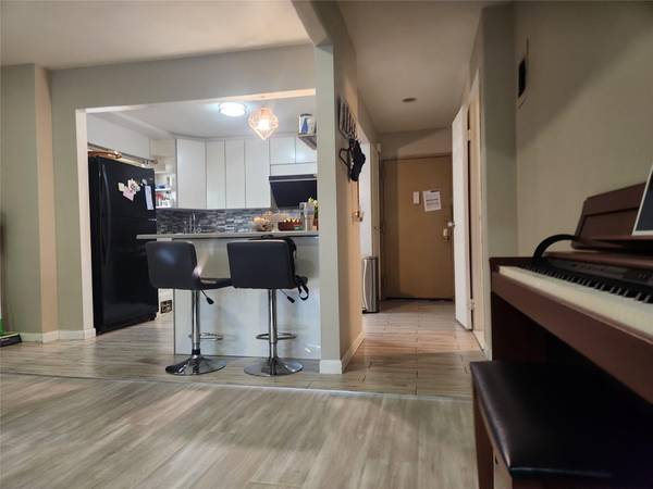 Douglaston, NY 11362,240-02 70th AVE #1C