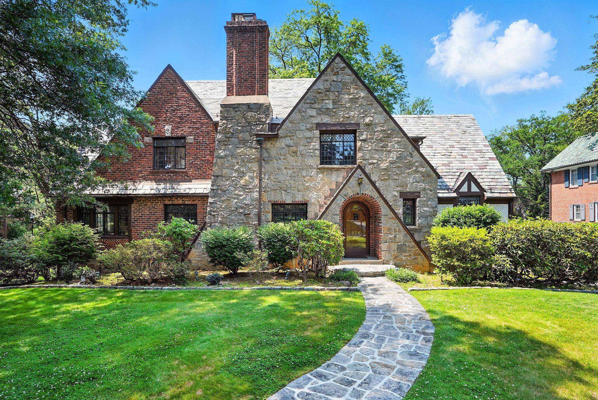 276 Overlook RD, New Rochelle, NY 10804